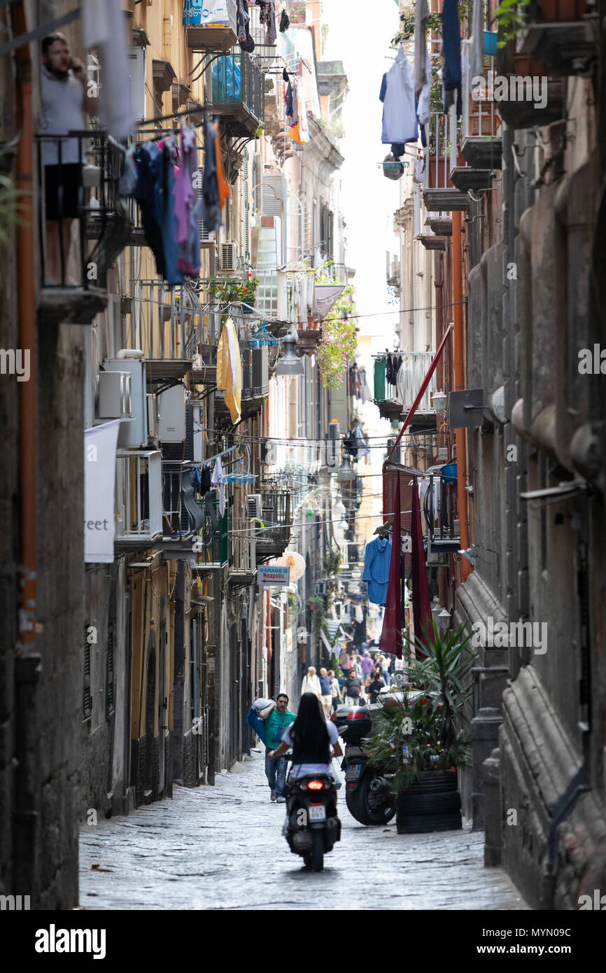 Strada stretta di Via Atri in centro storico, Napoli, Campania, Italia, Europa Foto Stock