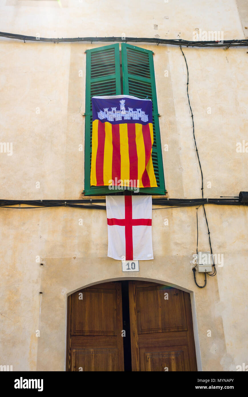 Bandiere sulla parte anteriore di un edificio a Soller Maiorca, Spagna per celebrare un Festival - es Firo il Festival dei Mori e dei Cristiani. Foto Stock