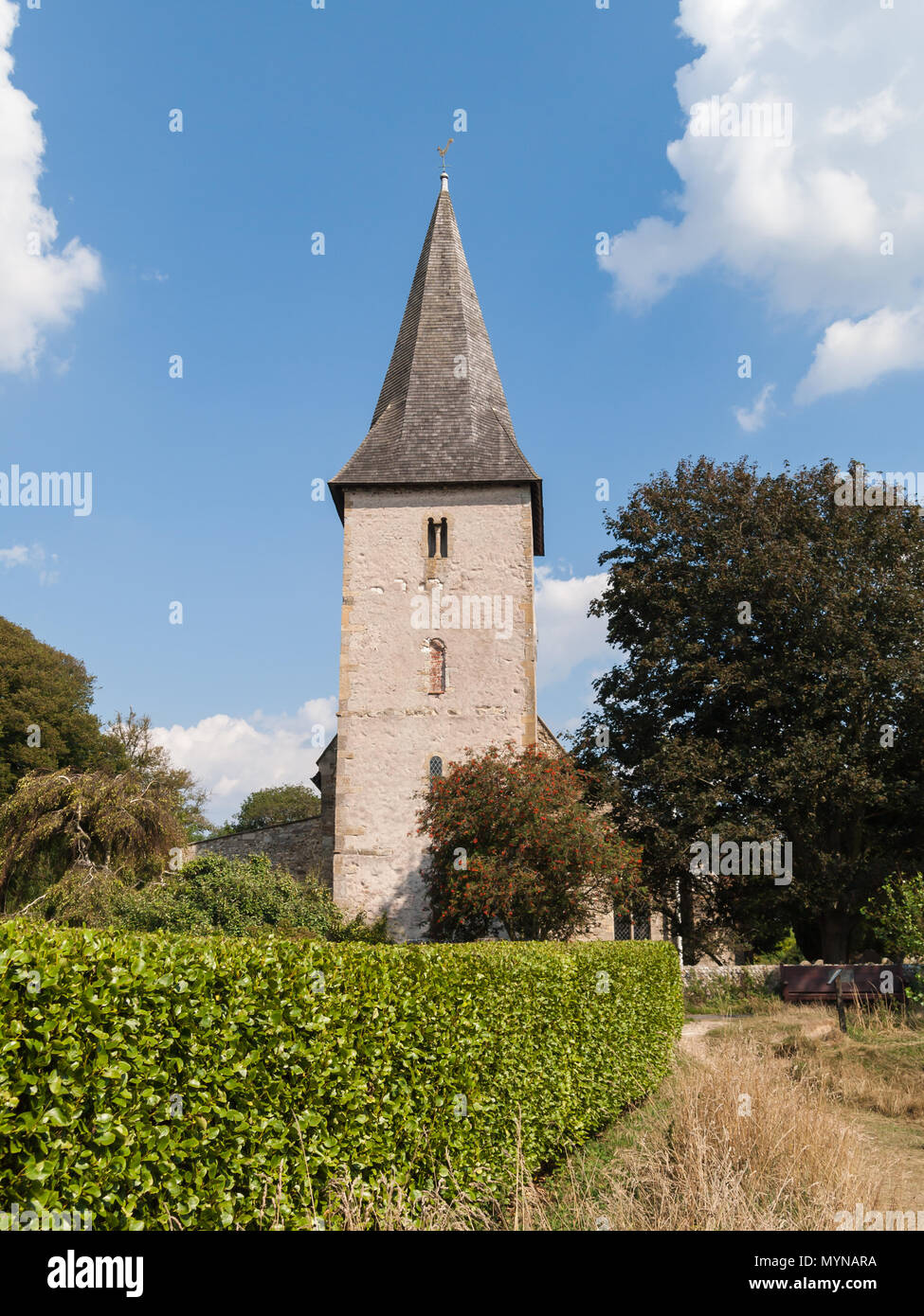 Chiesa storica della Santissima Trinità, Bosham, West Sussex, Inghilterra risalente al periodo sassone, in una giornata estiva soleggiata. Foto Stock