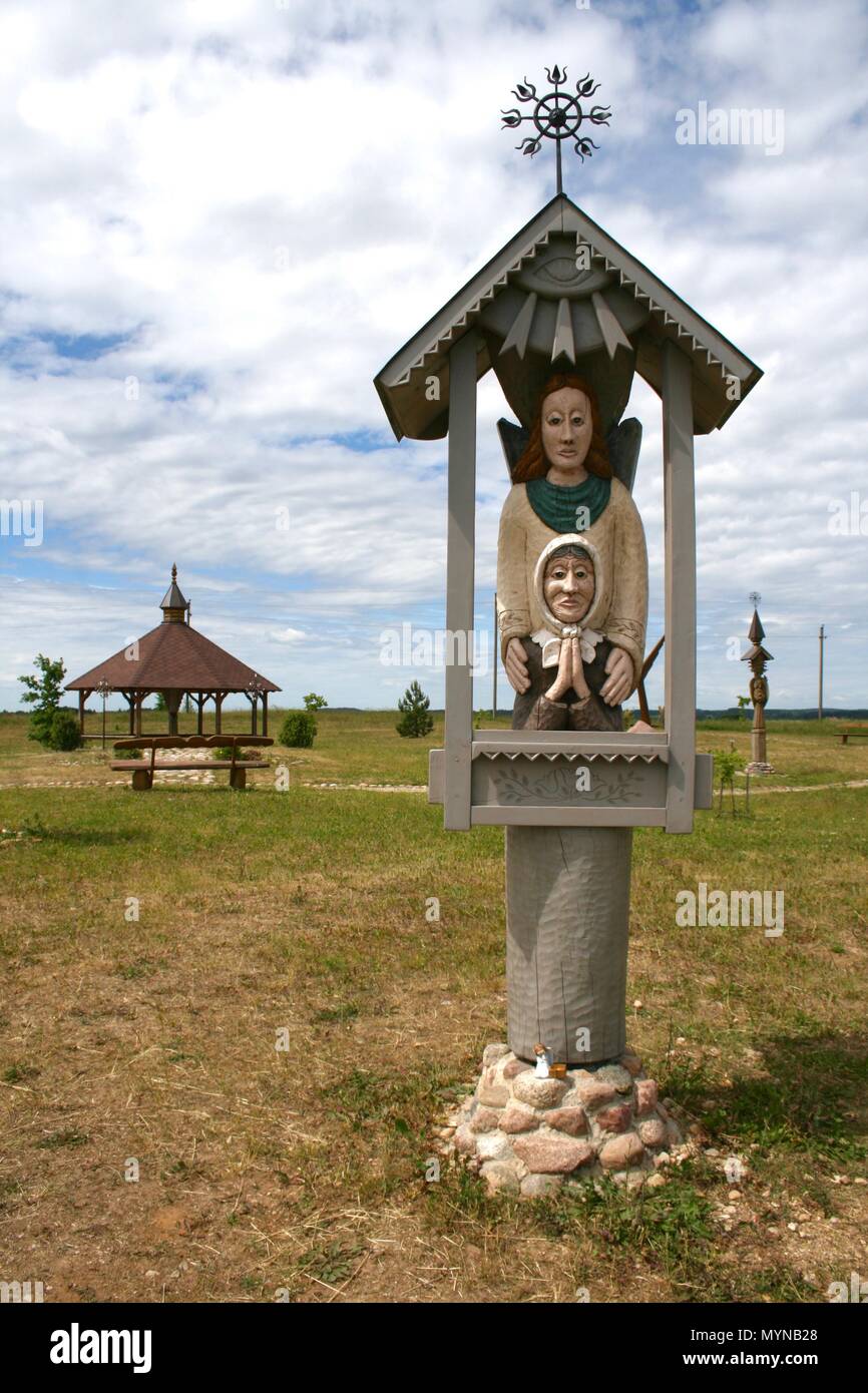 Tradizionale lituana scultura in legno di una donna anziana con un angelo Foto Stock