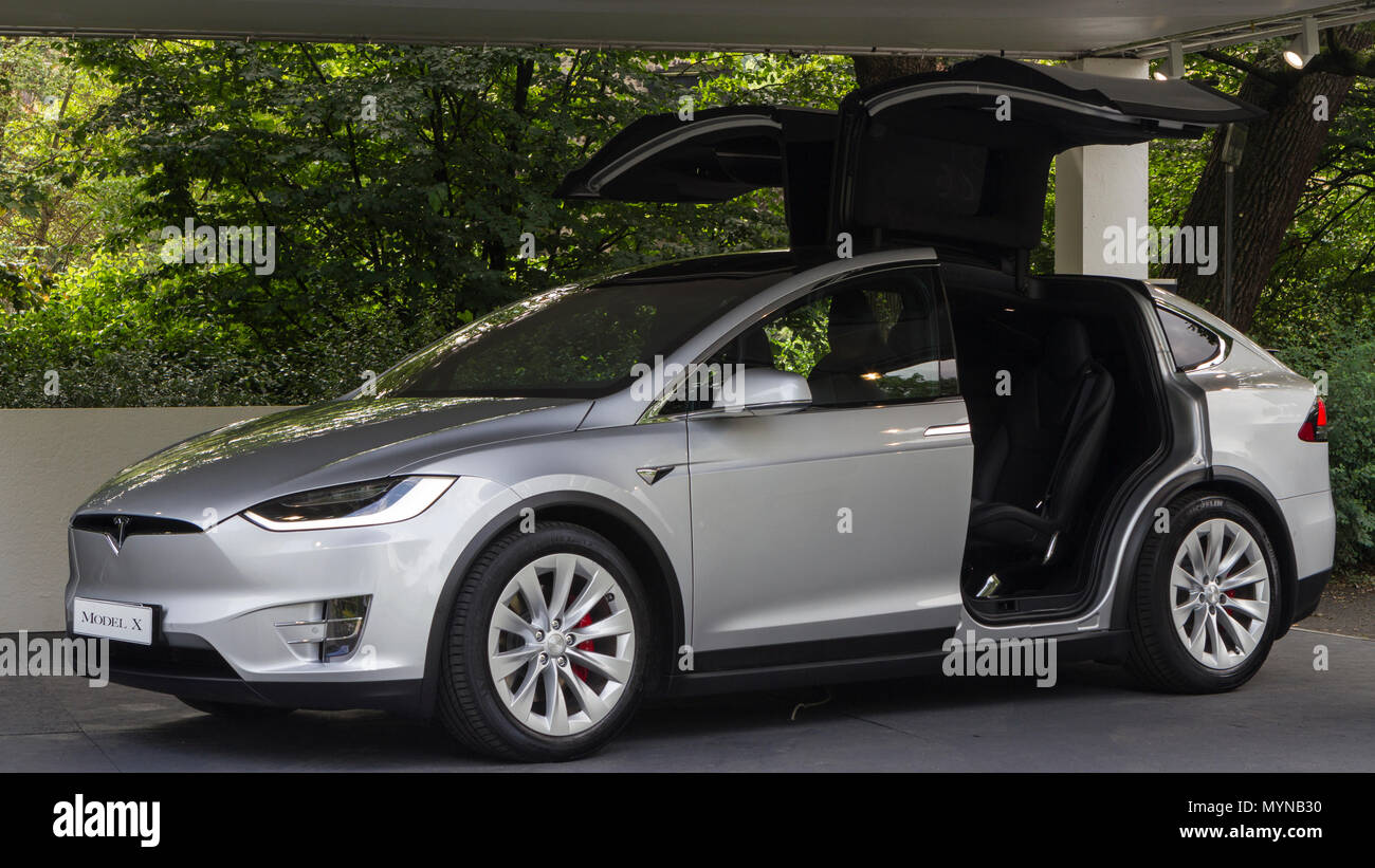 L'Italia. Il 6 giugno, 2018. Tesla Model X con apertura ad ala di gabbiano  le porte. 2018 edizione del Parco Valentino car show ospita le vetture da  molti costruttori di automobili e i