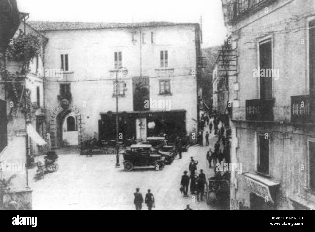 . Italiano: Piazza Parrasio nel centro storico di Cosenza in una foto d'epoca inglese: Piazza Parrasio nella città vecchia di Cosenza Deutsch: Piazza Parrasio in der Altstadt Cosenzas . Il 20 dicembre 2008. Sconosciuto 420 PIAZZA PARRASIO COSENZA Foto Stock