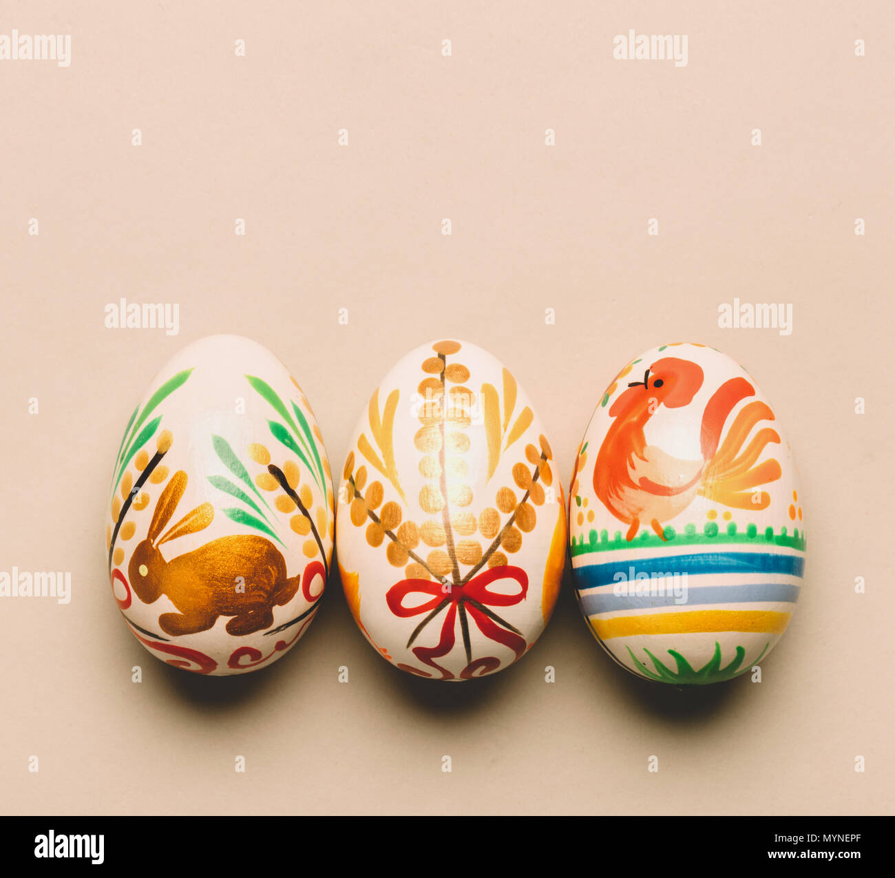 Tre fatti a mano le uova di Pasqua su sfondo cremosa. Le tradizioni popolari. Vacanza slava. Foto Stock
