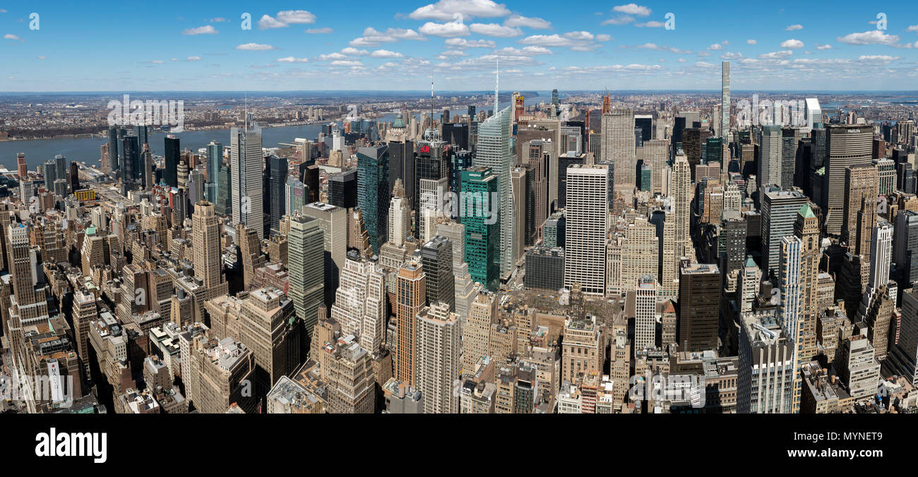 Vista panoramica di skycrapers attorno a Times Square e Midtown Manhattan dall' Empire State Building di New York City, Stati Uniti d'America Foto Stock