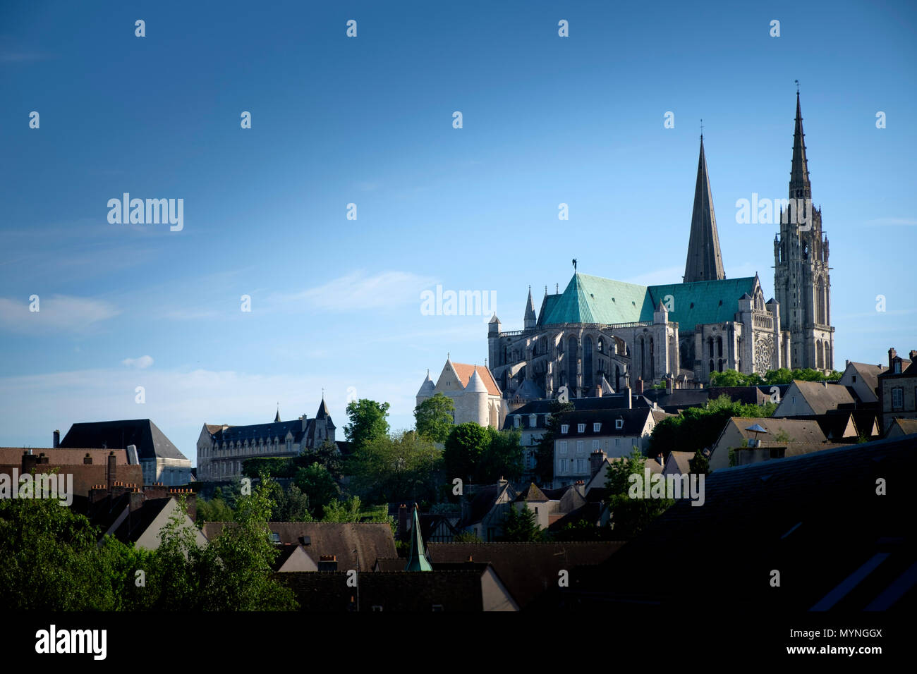 Panorama della Cattedrale di Chartres sulla cima della collina che si affaccia sulla città Foto Stock