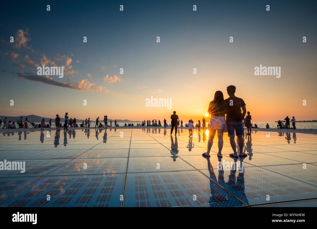 Zadar saluti al sole, la gente a guardare il tramonto Foto Stock