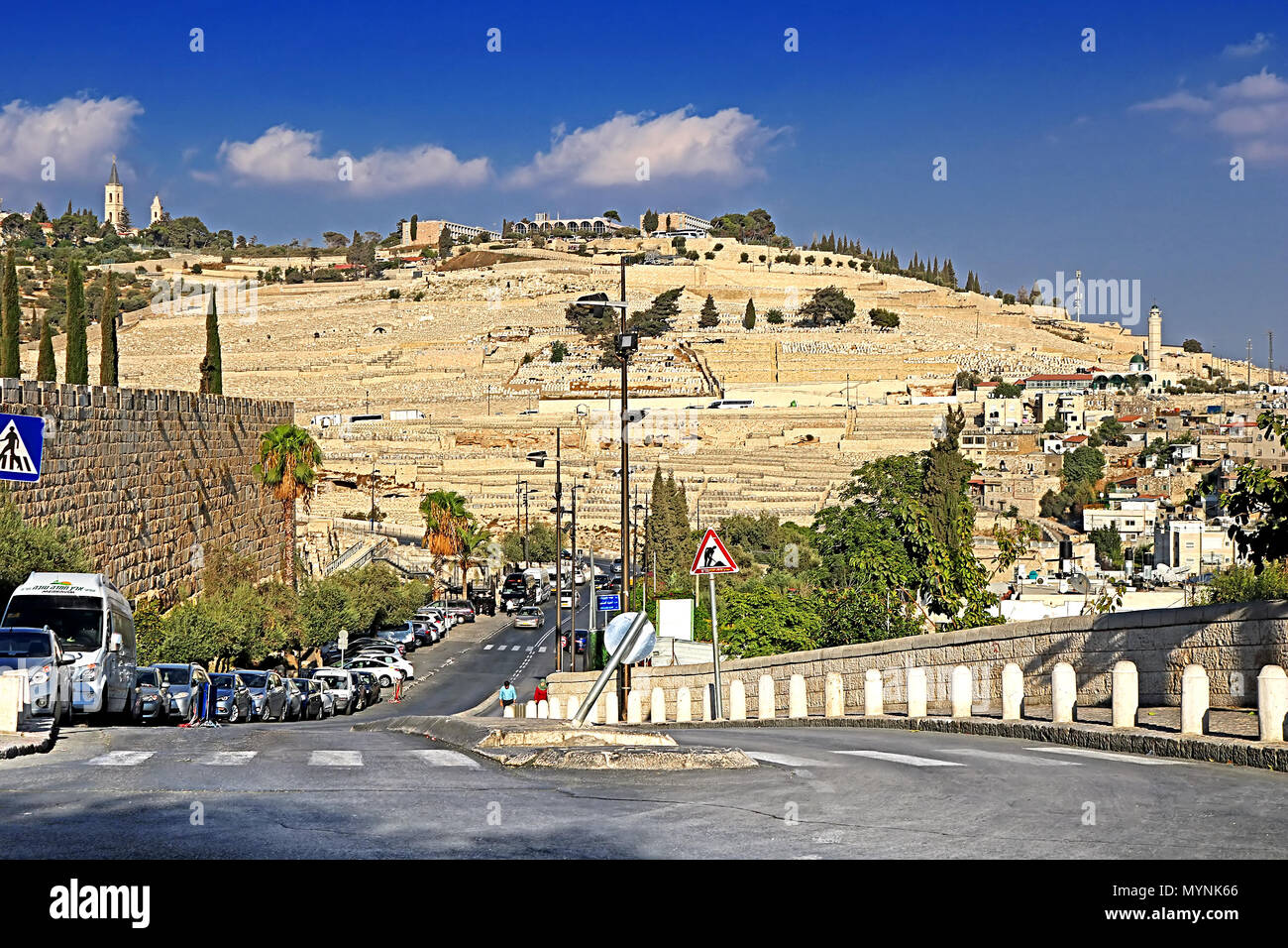 Gerusalemme, Israele - 20 settembre 2017: Vista della città di Gerusalemme e sul traffico Ma'ale HaShalom street, Israele Foto Stock