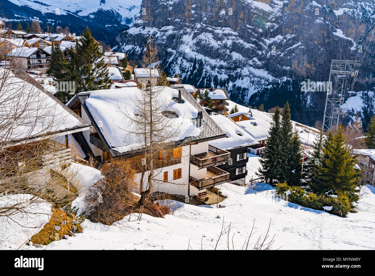 Vista di Murren nevoso svizzero di villaggio di montagna ai piedi del picco Schilthorn in Svizzera Foto Stock