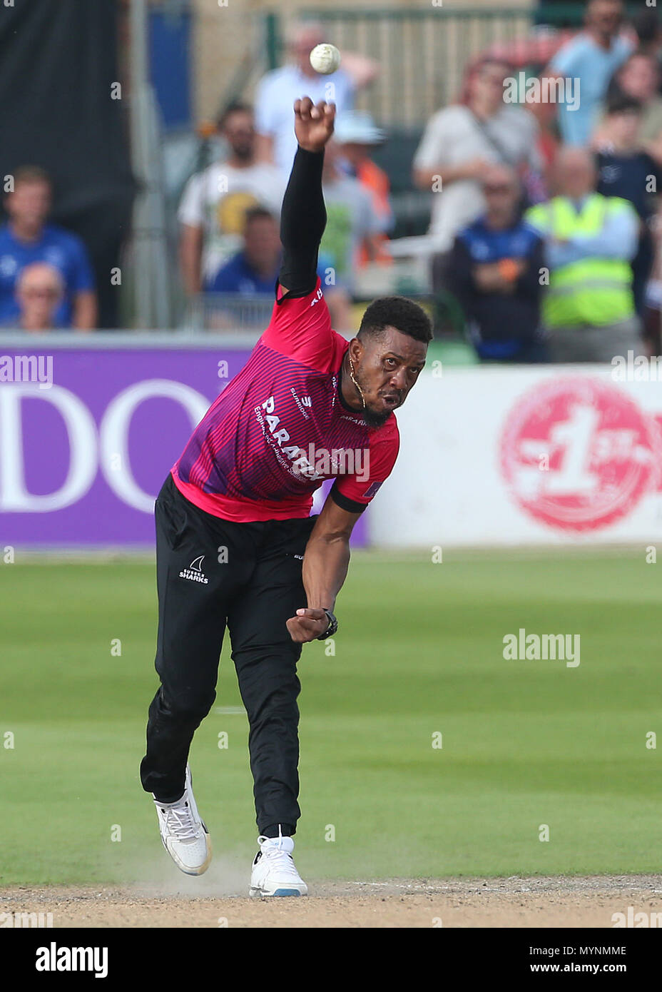 Sussex bowler Chris Jordan in azione durante il tour corrisponde al primo centro di County Ground, Hove. Foto Stock