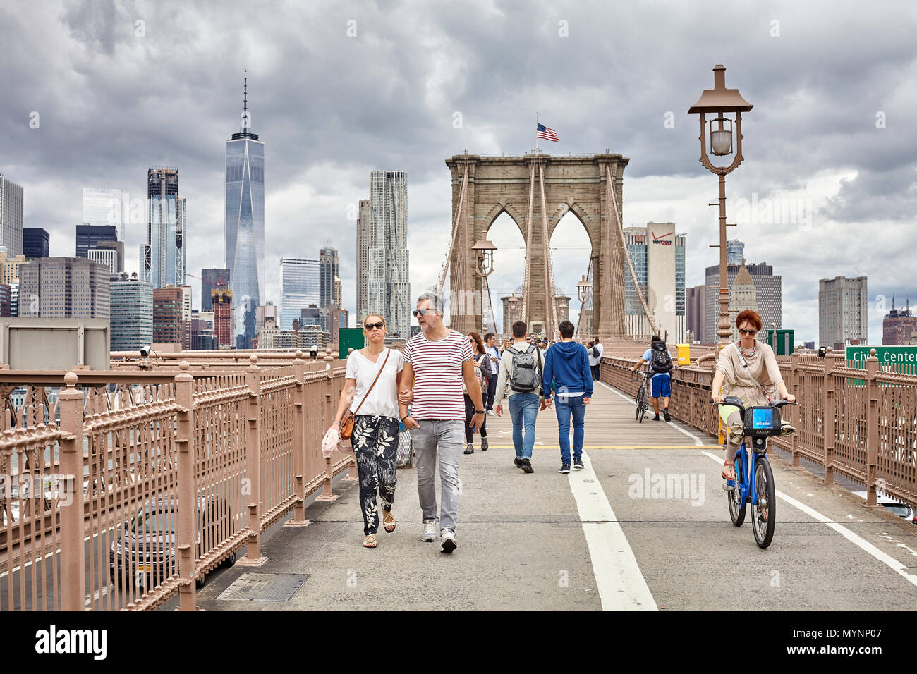 La città di New York, Stati Uniti d'America - 27 Maggio 2017: pedoni e ciclisti sul ponte di Brooklyn, che collega i quartieri di Manhattan e Brooklyn. Foto Stock