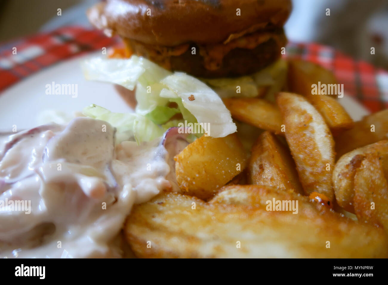 Hamburger e patatine fritte con insalata Foto Stock