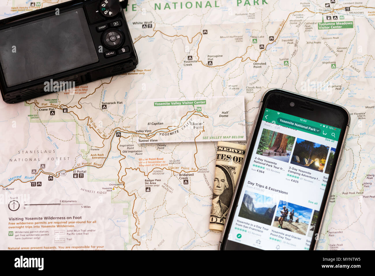 Accessori da viaggio, fotocamera, smart phone, ripiegati uno dollaro e con la mappa dei viaggi di dettaglio di Arizona, USA mappa, preparazione del viaggio e il concetto di pianificazione a Foto Stock