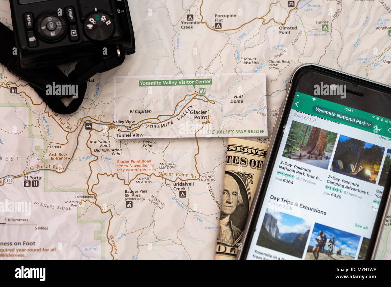 Accessori da viaggio, fotocamera, smart phone, ripiegati uno dollaro e con la mappa dei viaggi di dettaglio di Arizona, USA mappa, preparazione del viaggio e il concetto di pianificazione a Foto Stock