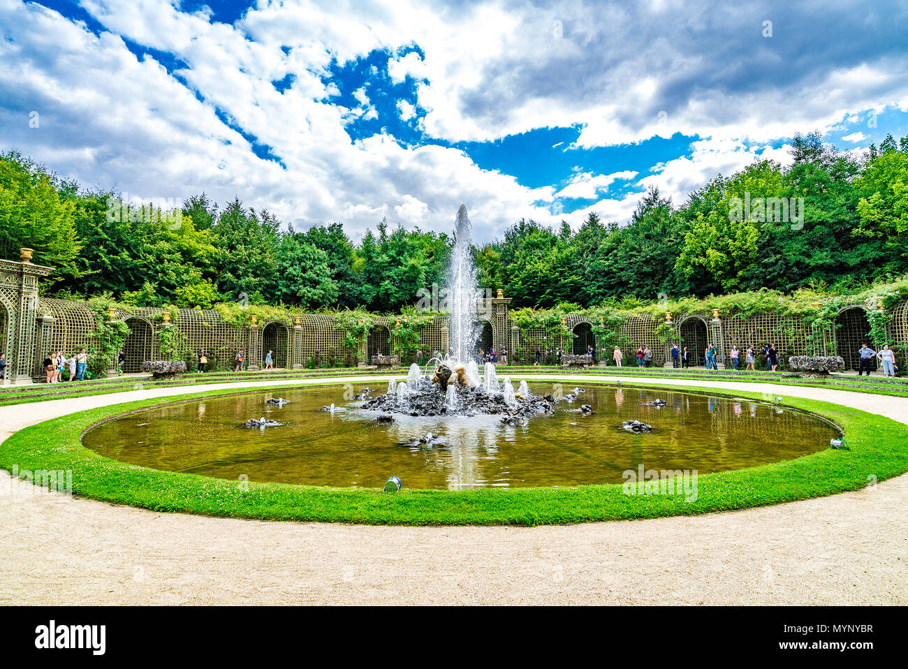Le impressionanti giardini nei giardini del Palazzo di Versailles in Francia. Foto Stock