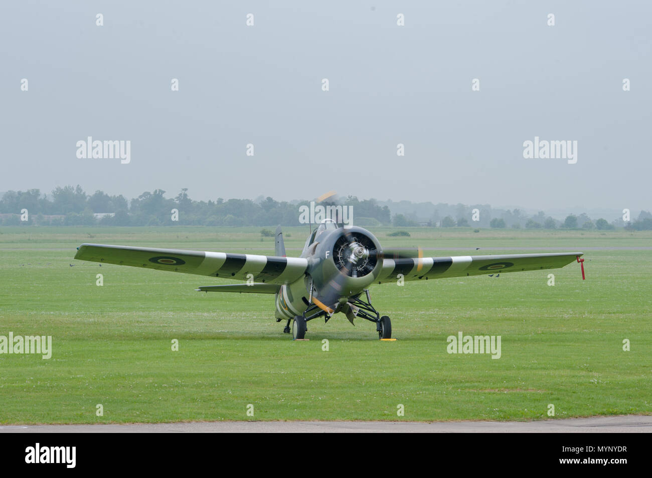 Velivolo militare d'epoca con elica rotante sul campo d'aviazione di IWM Duxford, Cambridgeshire, Regno Unito, durante uno storico evento aeronautico o esposizione Foto Stock