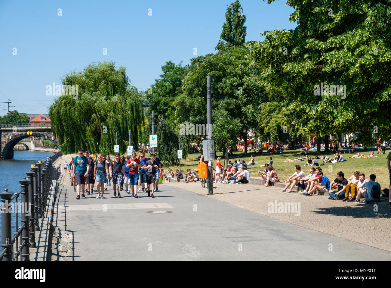 Berlino, Germania - Giugno 2018: la gente nel parco su una soleggiata giornata estiva a Monbijoupark a Berlino, Germania Foto Stock