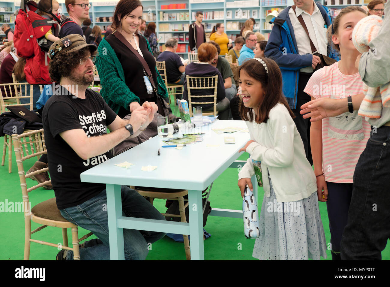 Bambini Autore Andy Stanton firma il suo libro "Natboff! Un milione di anni di stupidità' per bambini Hay Festival bookstore Hay-on-Wye Regno Unito KATHY DEWITT Foto Stock