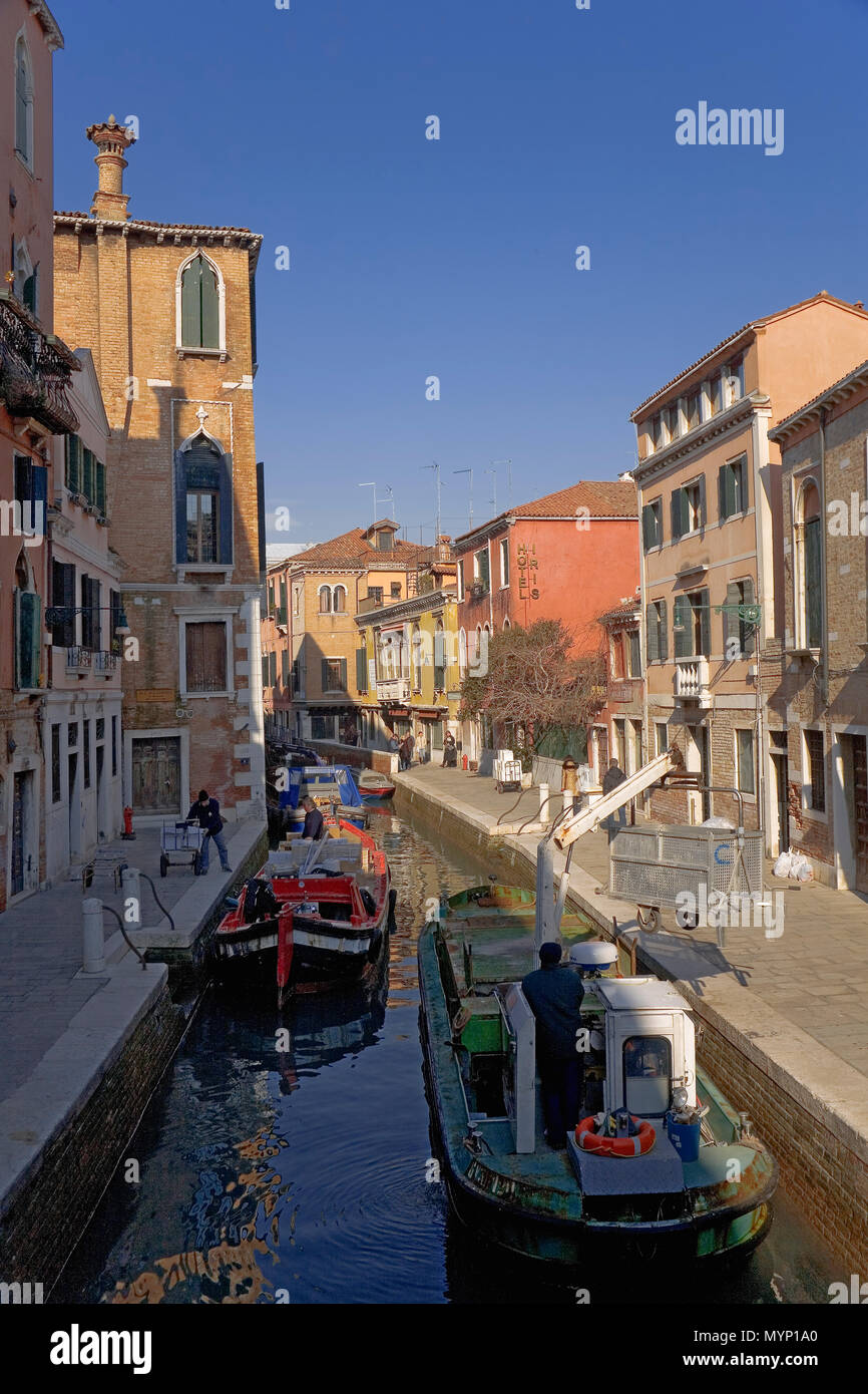 Rio della Frescada, San Polo, Venezia, Italia: la raccolta dei rifiuti da canal Foto Stock