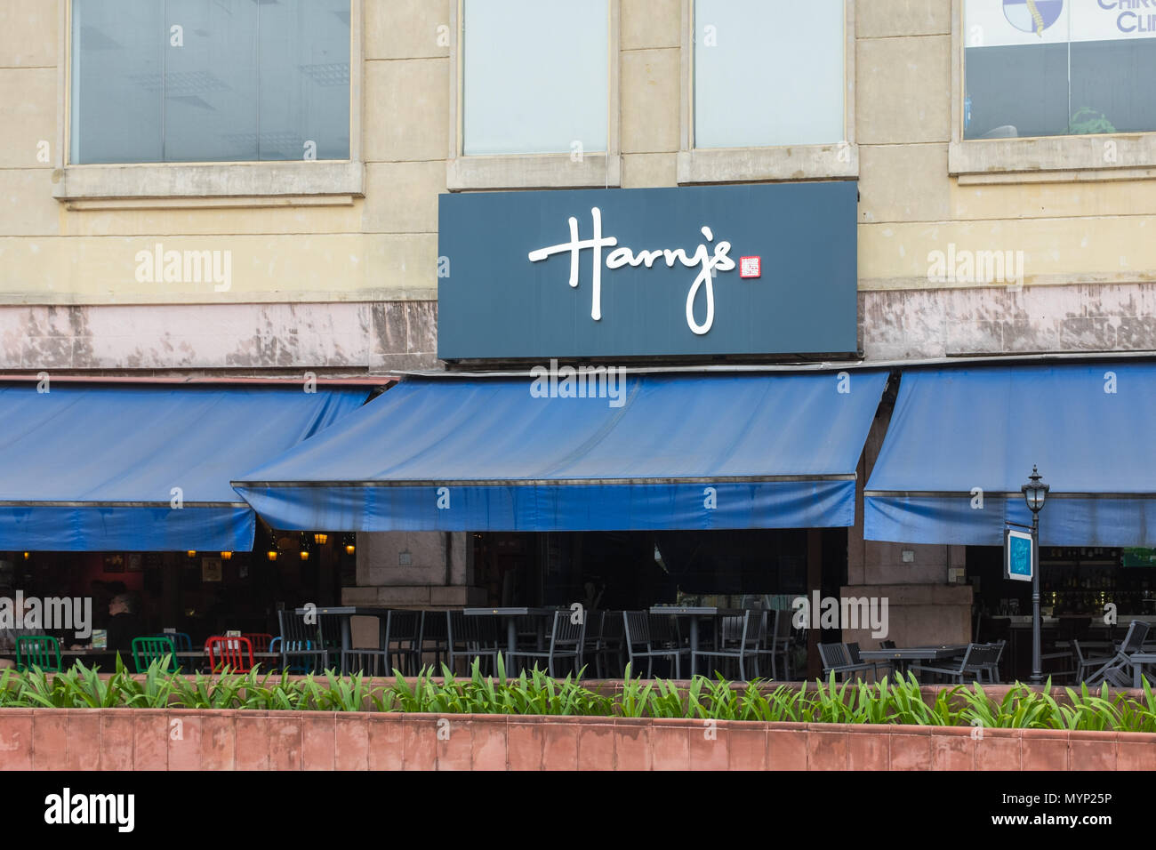 Harry's Bar a Riverside Clarke Quay lungo il Fiume Singapore a Singapore Foto Stock