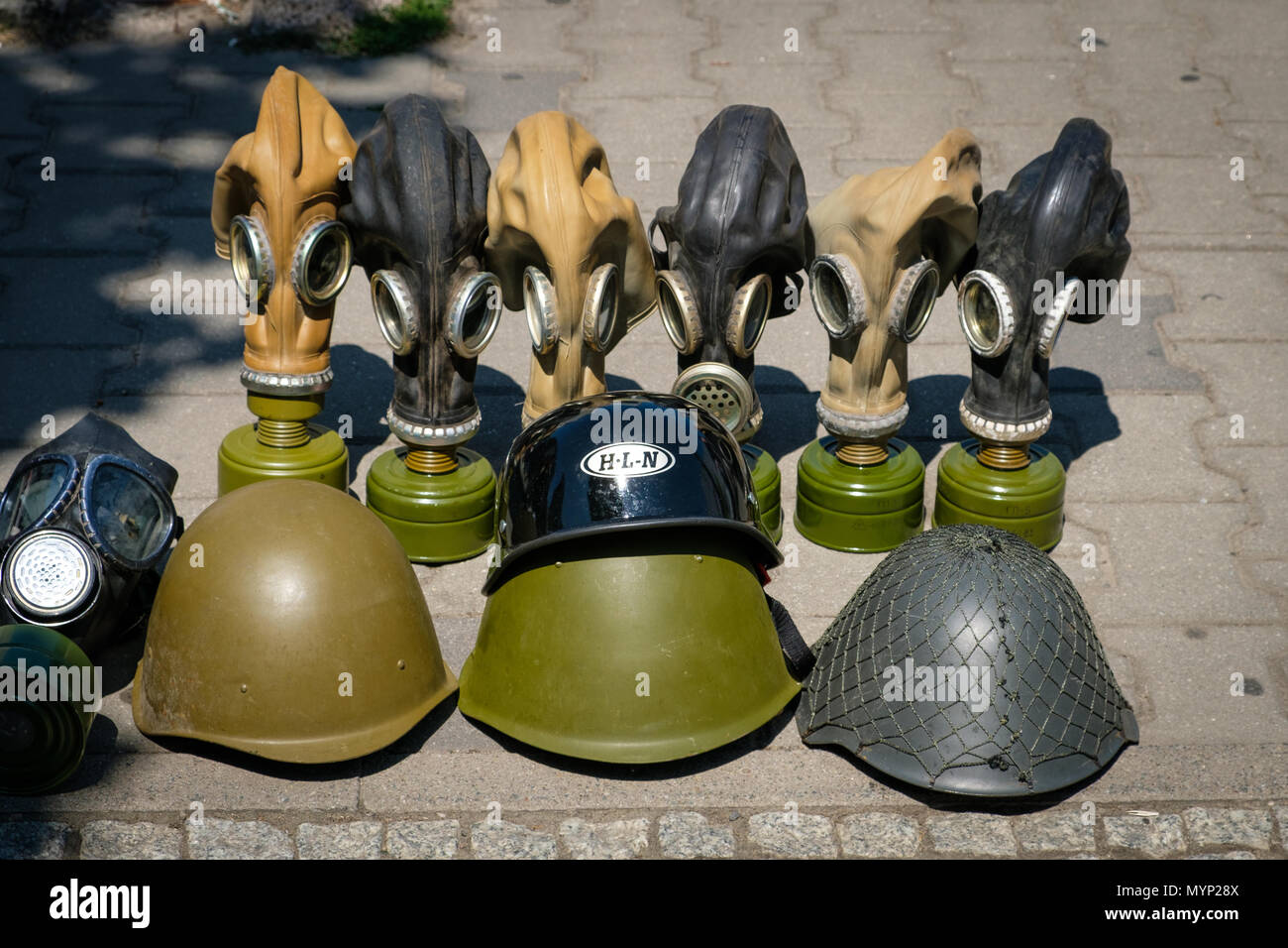 Maschere a gas della seconda guerra mondiale visualizzato sulla strada per turisti come souvenir Foto Stock