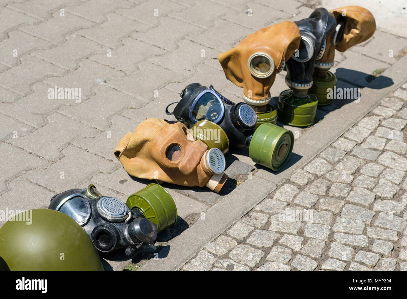 Maschere a gas della seconda guerra mondiale visualizzato sulla strada per turisti come souvenir Foto Stock