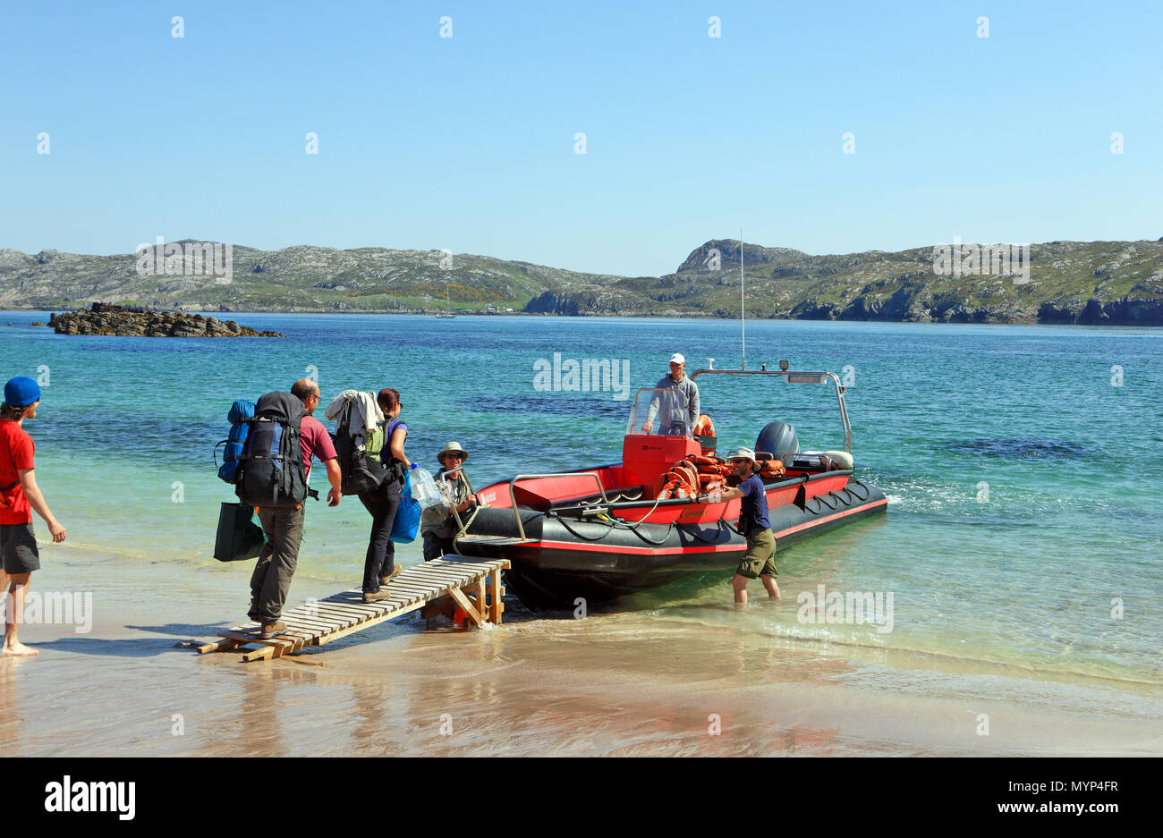 Scottish Wildlife Trust personale che ricopre il traghetto verso la terraferma su Handa beach, mentre le persone che lasciano l'isola l'utilizzo della rampa per mantenere i piedi asciutti. Foto Stock
