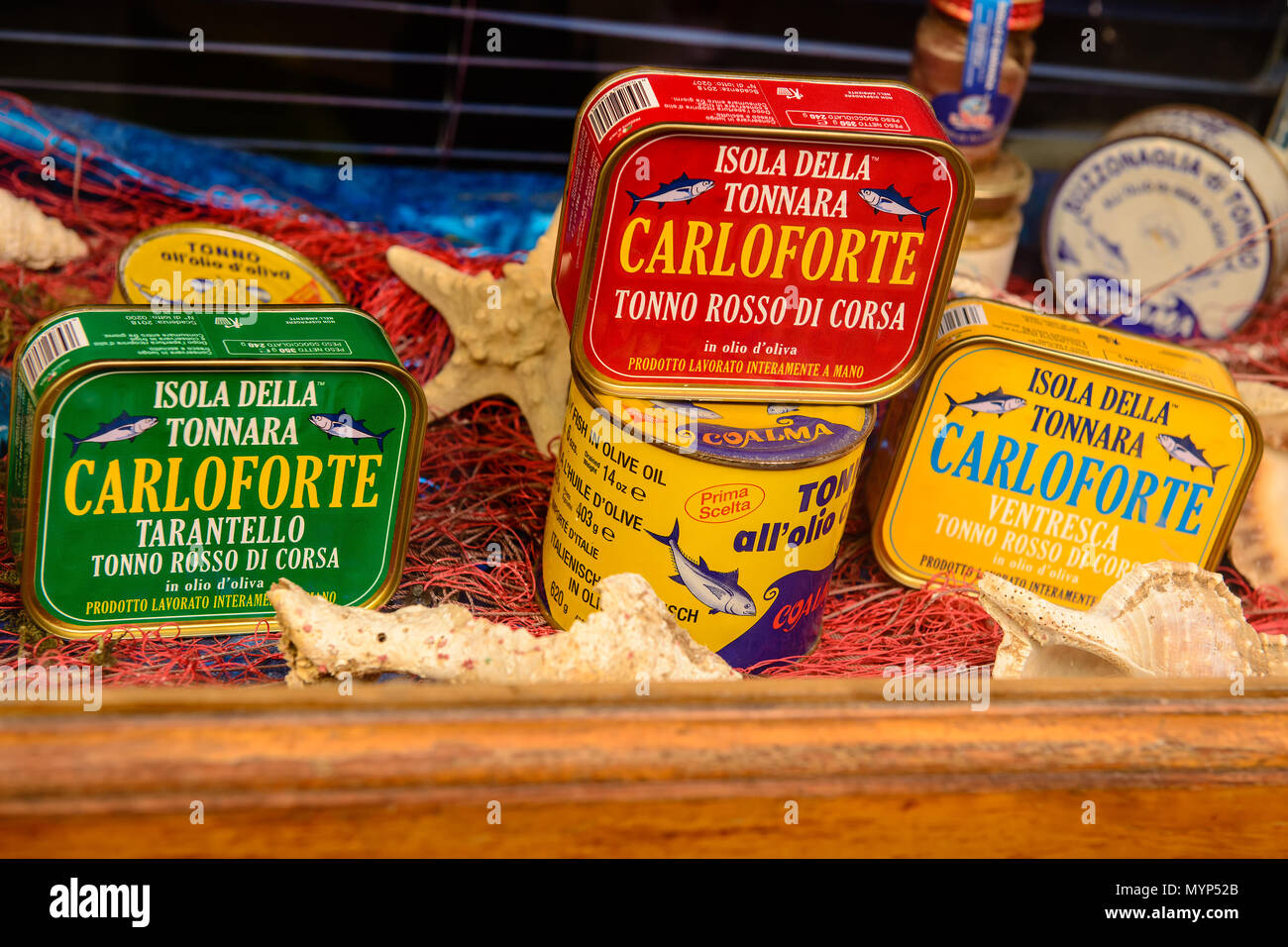 Carloforte, Sardegna, Italia - 08 Maggio 2014: tipico delle conserve di tonno prodotti sull'isola di San Pietro in Sardegna, Italia. Foto Stock