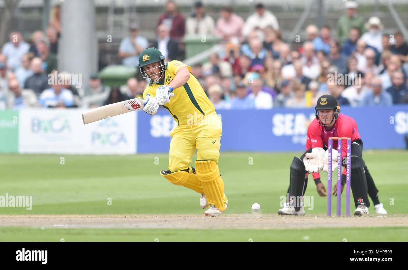 Aaron Finch di Australia batting guardato da Sussex wicketkeeper Ben Brown durante la 50 sopra il cricket tour match tra Sussex e Australia al primo centro di County Ground a Hove. 07 Giugno 2018 Foto Stock