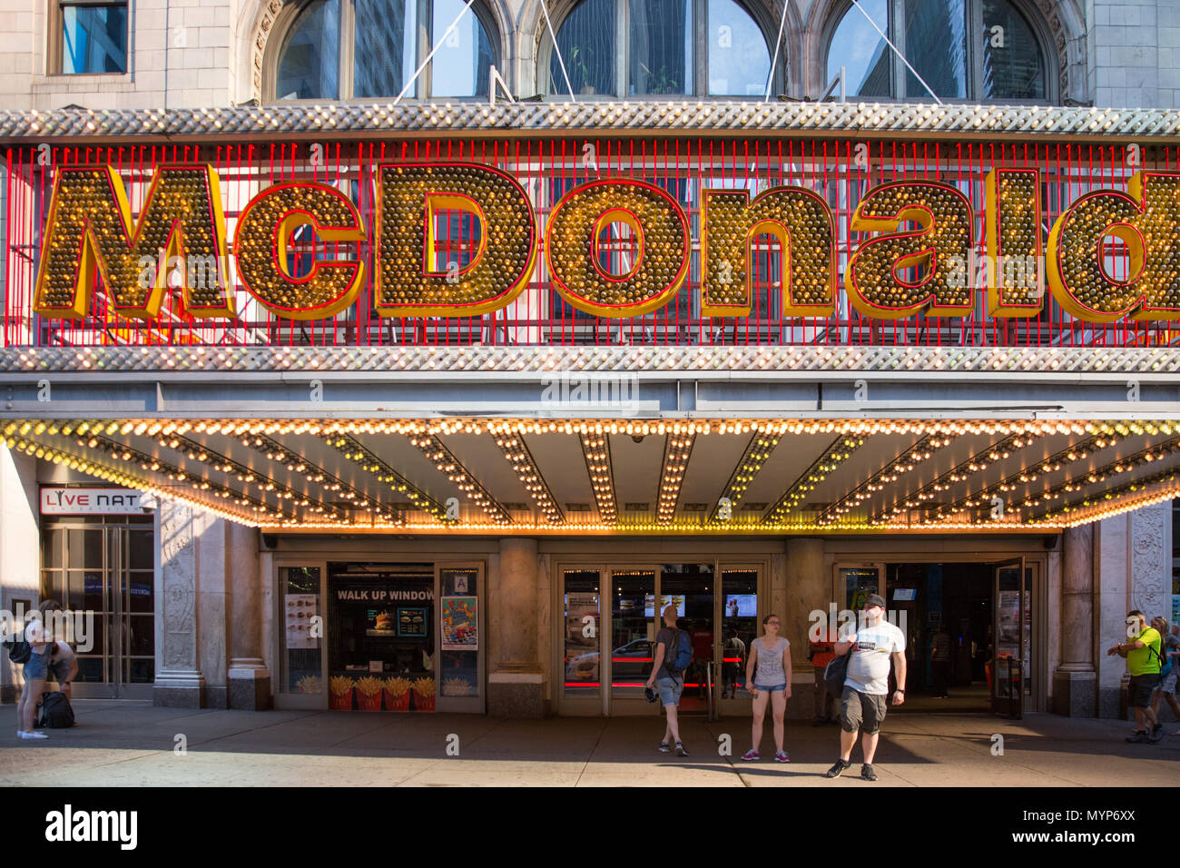 New York - Giugno 2, 2018:la gente a piedi dal ristorante McDonald's a New York. McDonald's è il secondo maggior successo franchising ristorante nel mondo con Foto Stock
