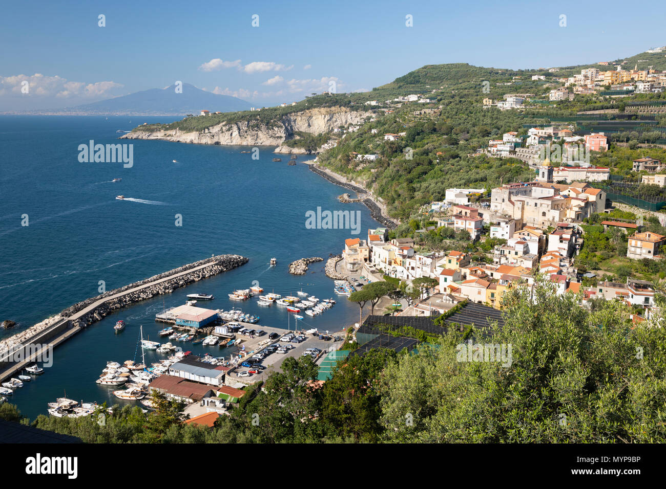Vista sulla Costiera Amalfitana e Marina della Lobra sulla Baia di Napoli con il Vesuvio in distanza, Marina della Lobra, Campania, Italia , in Europa Foto Stock