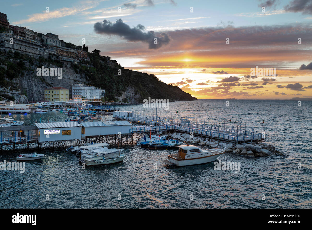 Marina Grande al tramonto, Sorrento, la Costiera Amalfitana, Campania, Italia, Europa Foto Stock