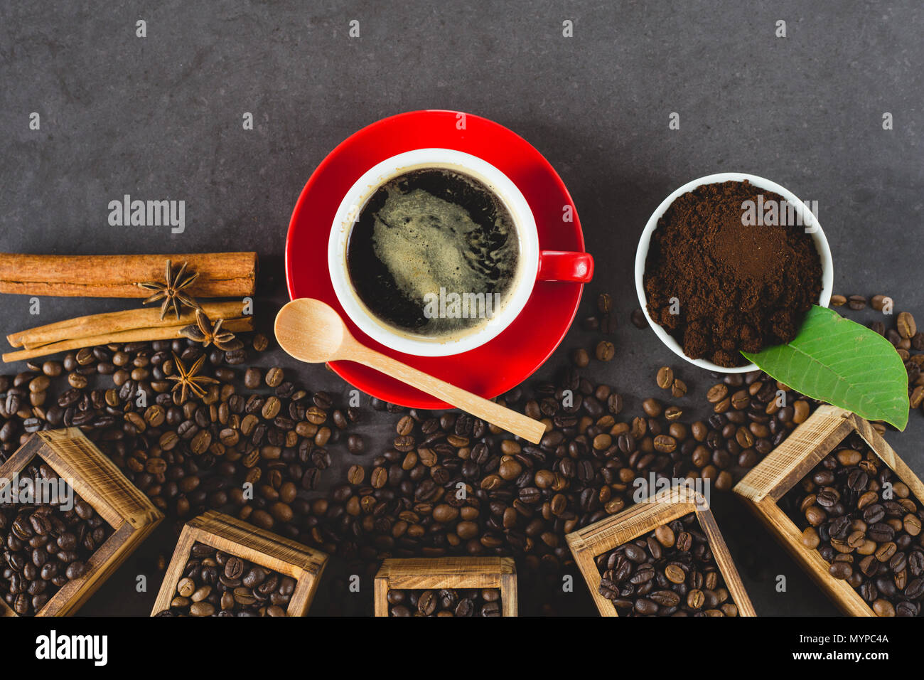 Nero caffè in un bicchiere di rosso con chicco di caffè decorazione sul tavolo di pietra , piatto immagine laici con copia spazio per il testo Foto Stock