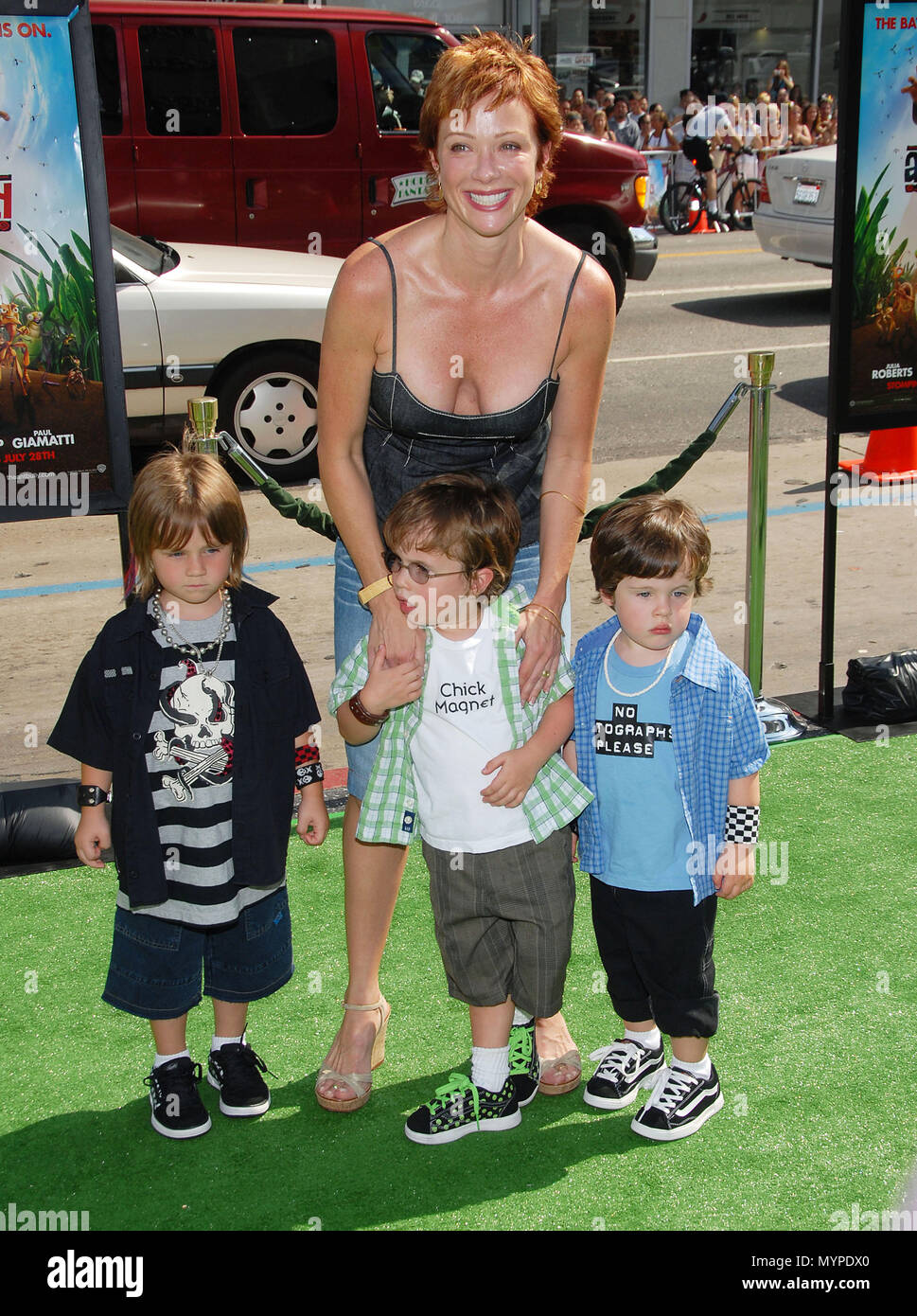 Lauren Holly e i suoi bambini che arrivano al The Ant Bully Premiere al Chinese Theatre di Los Angeles. Il 23 luglio 2006. Il pieno sorriso03 HollyLauren kids005 evento nella vita di Hollywood - California, tappeto rosso Evento, STATI UNITI D'AMERICA, industria cinematografica, celebrità, fotografia, Bestof, arte cultura e intrattenimento, celebrità moda, migliori della vita di Hollywood, evento nella vita di Hollywood - California, moquette rossa e dietro le quinte, musica celebrità, Topix, coppia, famiglia ( marito e moglie ) e i bambini- figli, fratelli e sorelle inchiesta tsuni@Gamma-USA.com, Credito Tsuni / USA, 2006-2009 Foto Stock