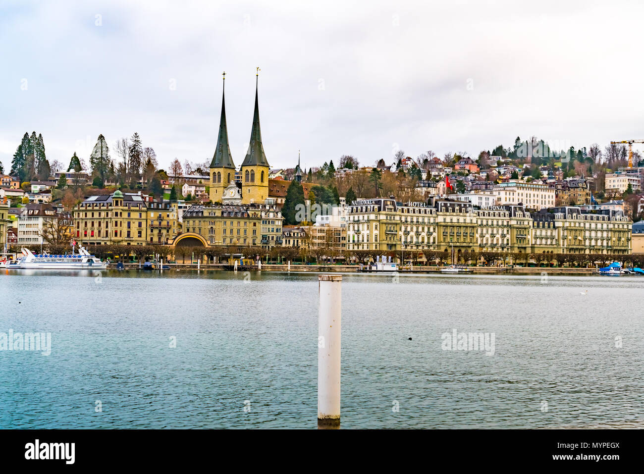 Lucerna, Svizzera - 30 Marzo 2018 : paesaggio urbano del centro storico della città di Lucerna con la chiesa di San Leodegar e il lago di Lucerna in Switzerla Foto Stock