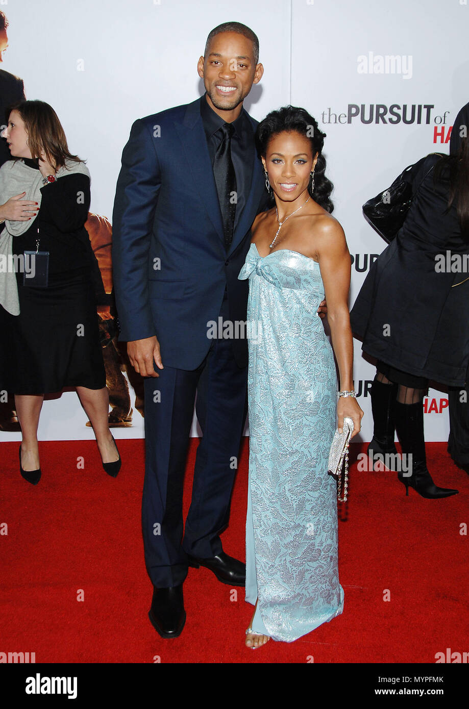 Will Smith e Jada Pinkett arrivando al perseguimento della felicità Premiere al Westwood Village Theatre di Los Angeles. per tutta la lunghezza il contatto visivo 05 SmithWill PinkettJada069 evento nella vita di Hollywood - California, tappeto rosso Evento, STATI UNITI D'AMERICA, industria cinematografica, celebrità, fotografia, Bestof, arte cultura e intrattenimento, celebrità moda, migliori della vita di Hollywood, evento nella vita di Hollywood - California, moquette rossa e dietro le quinte, musica celebrità, Topix, coppia, famiglia ( marito e moglie ) e i bambini- figli, fratelli e sorelle inchiesta tsuni@Gamma-USA.com, Credito Tsuni / USA, 2006-2009 Foto Stock