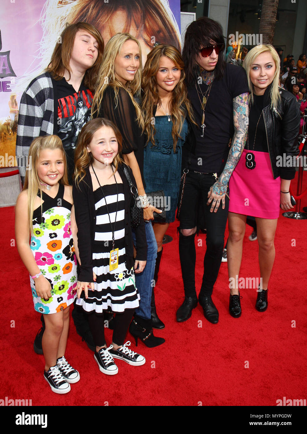 Miley Cyrus con papà Billy Ray Cyrus - Hannah Montana Premiere al El Capitan Theatre di Los Angeles.06_CyrusMiley_Family_06 evento nella vita di Hollywood - California, tappeto rosso Evento, STATI UNITI D'AMERICA, industria cinematografica, celebrità, fotografia, Bestof, arte cultura e intrattenimento, celebrità moda, migliori della vita di Hollywood, evento nella vita di Hollywood - California, moquette rossa e dietro le quinte, musica celebrità, Topix, coppia, famiglia ( marito e moglie ) e i bambini- figli, fratelli e sorelle inchiesta tsuni@Gamma-USA.com, Credito Tsuni / USA, 2006-2009 Foto Stock