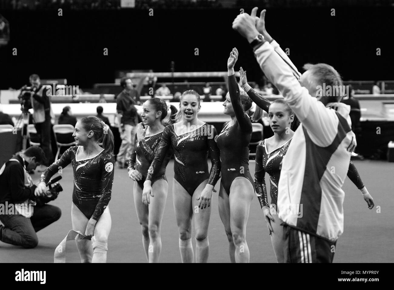 Visa la Federazione Internazionale di Ginnastica (FIG) - Sophia Serseri, Clara Della Vedova, Anne Kuhm, Marine Brevet, Camille Coudret e Youna Dufournet di Francia celebrare la qualifica per i giochi olimpici di Londra. Le donne del percorso artistico di qualificazione olimpica evento all'O2 Arena di Londra 11 Gennaio 2012 --- Image by © Paolo Cunningham Foto Stock