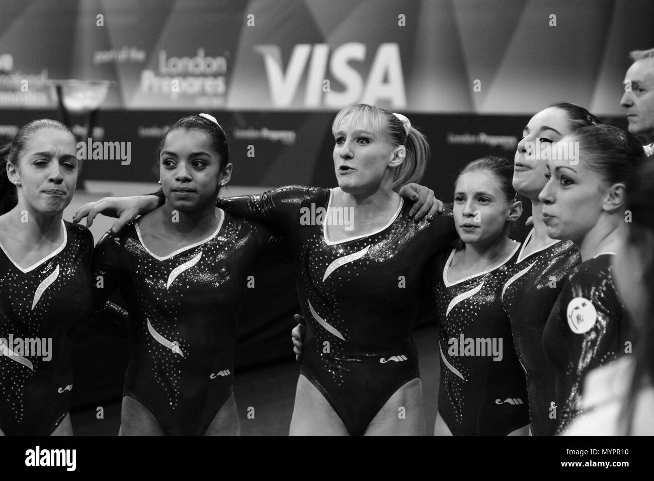 Visa la Federazione Internazionale di Ginnastica (FIG) - Sophia Serseri, Clara Della Vedova, Anne Kuhm, Marine Brevet, Camille Coudret e Youna Dufournet di Francia celebrare la qualifica per i giochi olimpici di Londra. Le donne del percorso artistico di qualificazione olimpica evento all'O2 Arena di Londra 11 Gennaio 2012 --- Image by © Paolo Cunningham Foto Stock