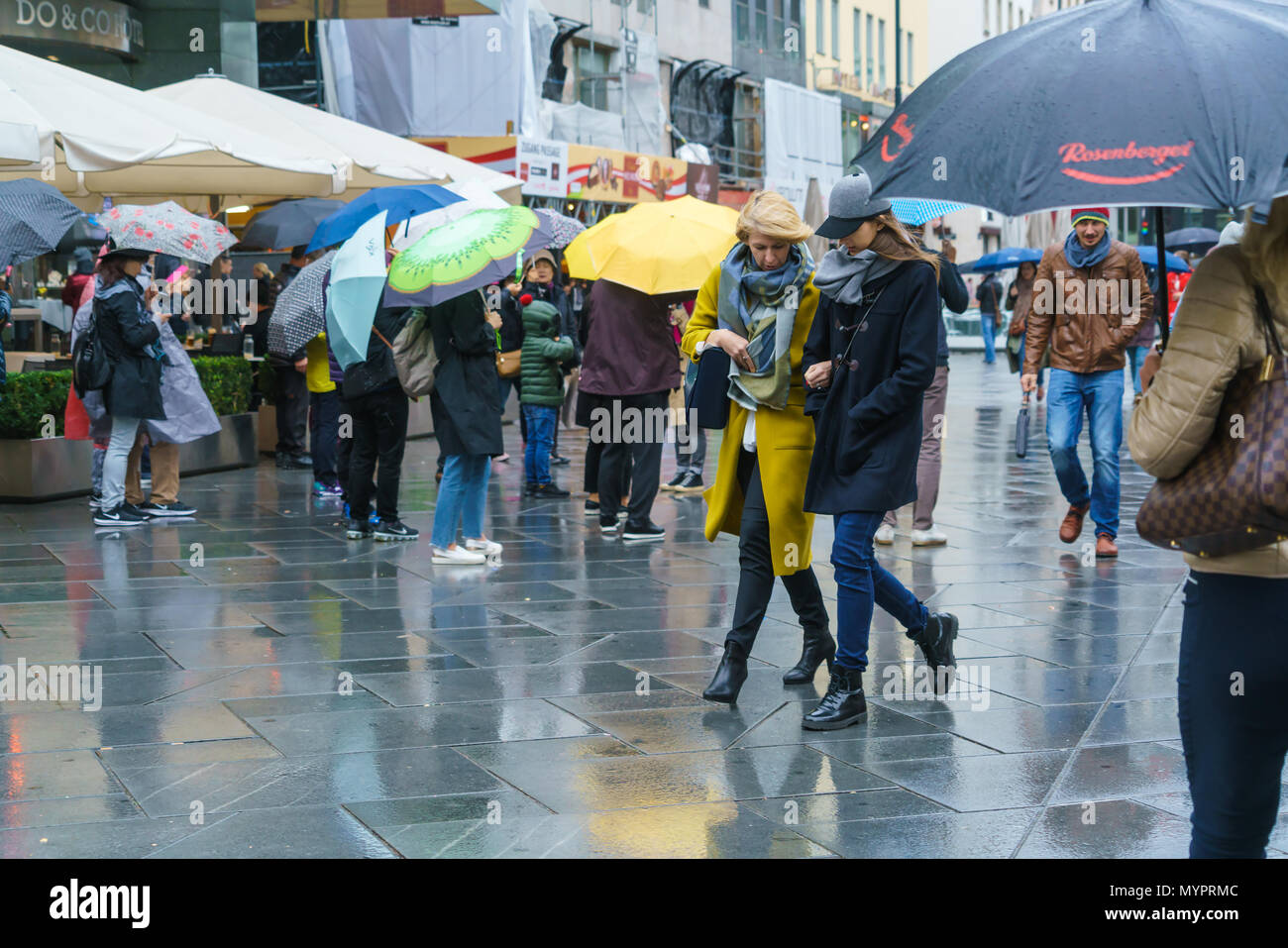 Vienna, Austria - 22 Ottobre 2017: i turisti a piedi sotto la pioggia di fronte al famoso bar pasticceria Aida su Stefanplatz Foto Stock