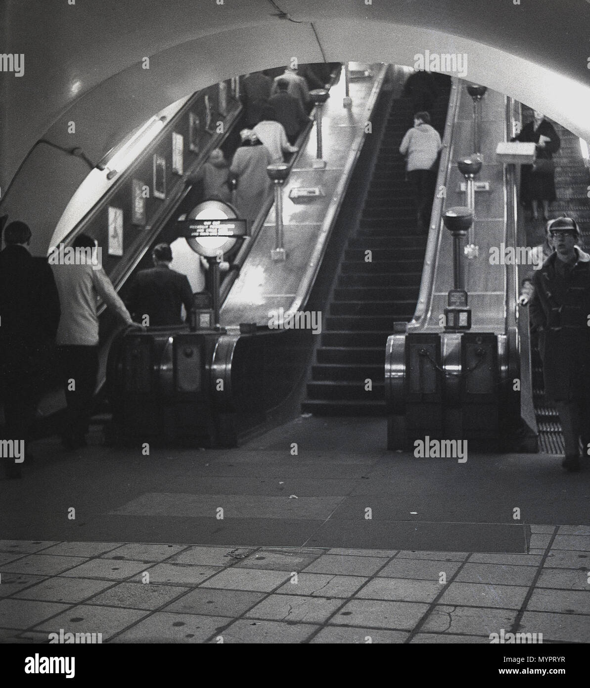 Anni '60, immagine storica di questa epoca di persone che saliscono le scale mobili in legno sulla metropolitana di Londra, la metropolitana o il sistema di trasporto di massa per la città di Londra, Inghilterra, Regno Unito. Foto Stock