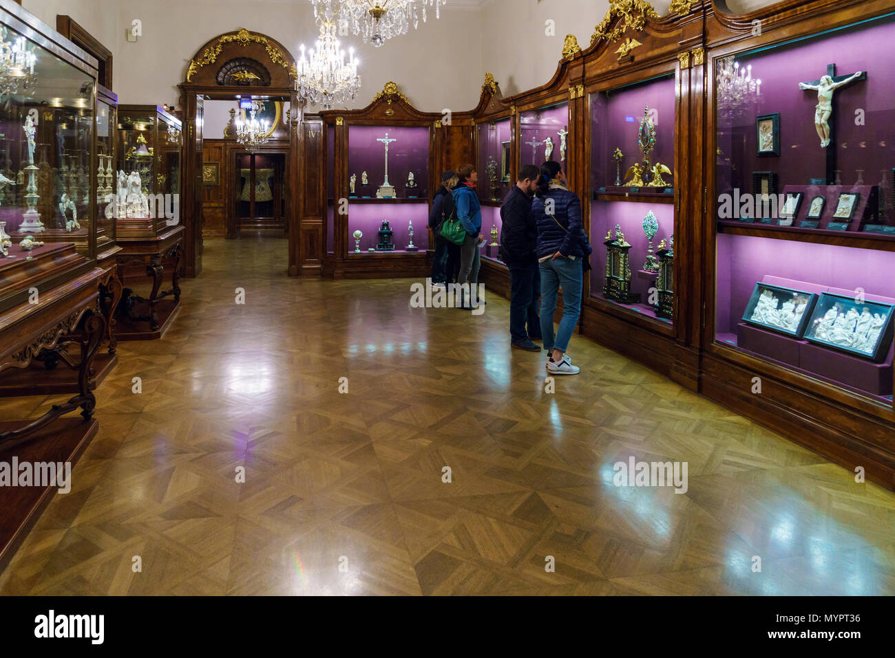 Vienna, Austria - 22 Ottobre 2017: i visitatori nelle sale con artefatti religiosi nel tesoro imperiale o Kaiserliche Schatzkammer presso la Hofburg Pal Foto Stock