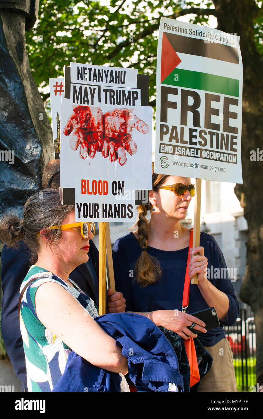 Manifestanti con cartelli a Gaza: fermare il massacro nel rally di Whitehall, Londra, in segno di protesta contro i civili palestinesi uccisi dai militari israeliani. Foto Stock