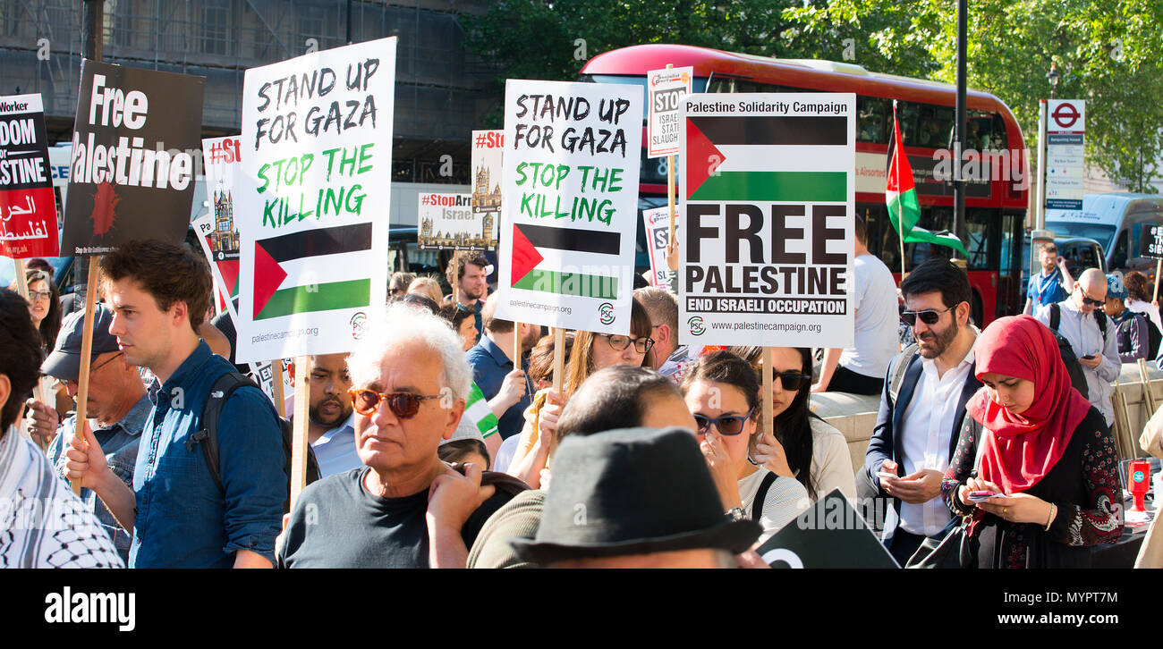 Manifestanti con cartelli a Gaza: fermare il massacro nel rally di Whitehall, Londra, in segno di protesta contro i civili palestinesi uccisi dai militari israeliani. Foto Stock