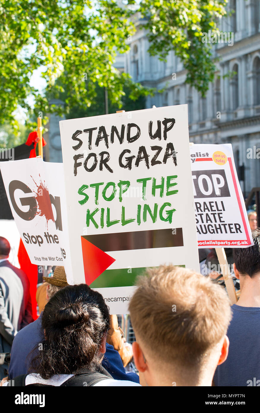 Manifestanti con cartelli a Gaza: fermare il massacro nel rally di Whitehall, Londra, in segno di protesta contro i civili palestinesi uccisi dai militari israeliani. Foto Stock