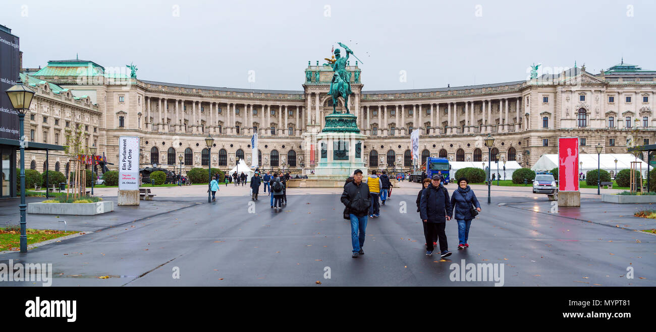 Vienna, Austria - 22 Ottobre 2017: l'Arciduca Carlo d'Austria monumento (1865) nella parte anteriore della Hofburg sulla Heldenplatz Foto Stock