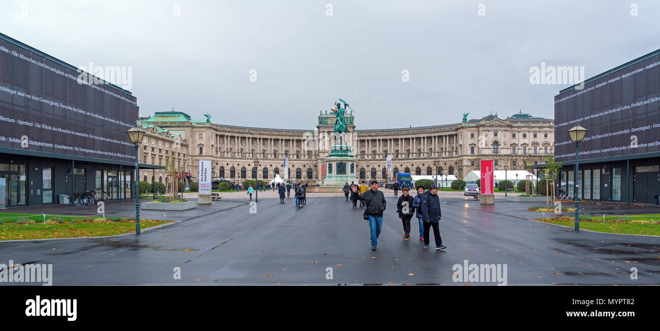 Vienna, Austria - 22 Ottobre 2017: l'Arciduca Carlo d'Austria monumento (1865) nella parte anteriore della Hofburg sulla Heldenplatz Foto Stock