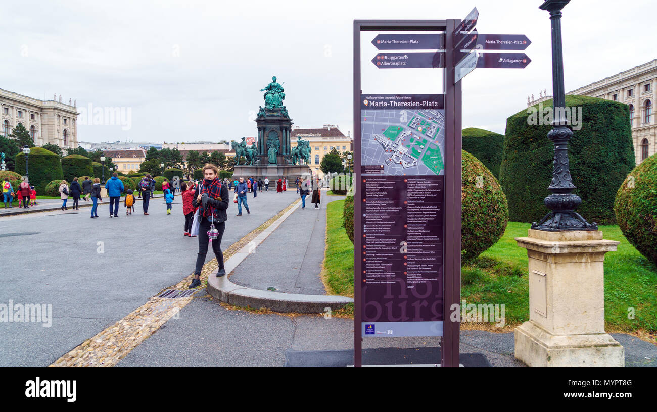 Vienna, Austria - 22 Ottobre 2017: l'Imperatrice Maria Theresia monumento (1888) da Kaspar von Zumbusch a Maria-Theresien-Platz Foto Stock