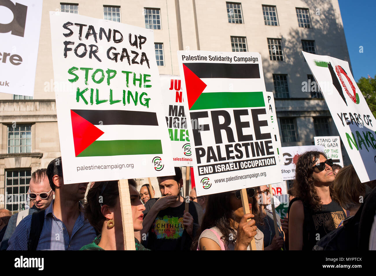 Manifestanti con cartelli a Gaza: fermare il massacro nel rally di Whitehall, Londra, in segno di protesta contro i civili palestinesi uccisi dai militari israeliani. Foto Stock