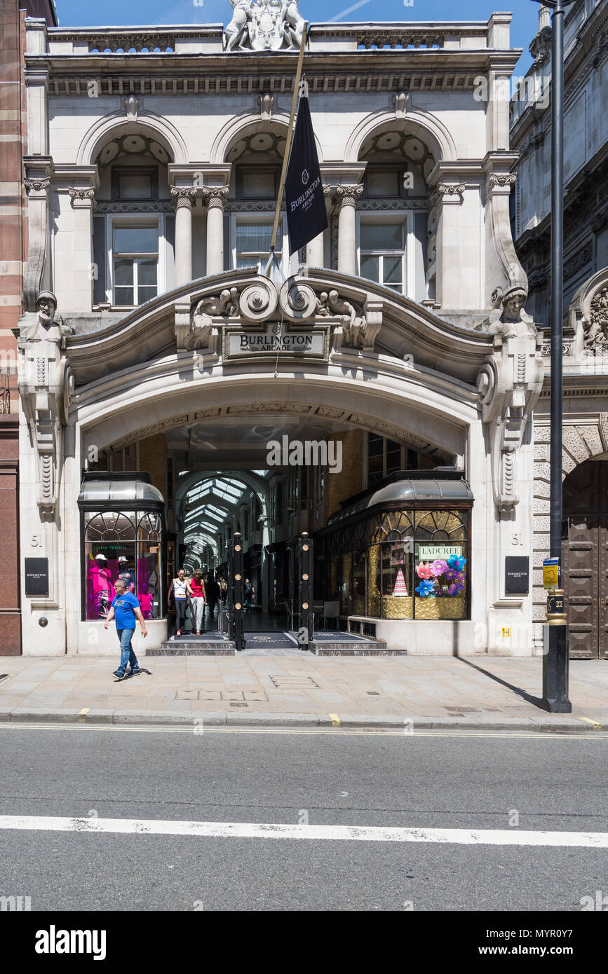L'ingresso a Burlington Arcade, Piccadilly, Londra, Inghilterra, Regno Unito. Foto Stock