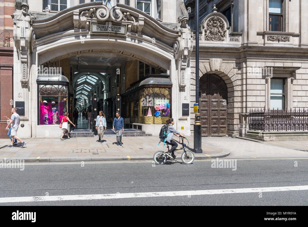 L'ingresso a Burlington Arcade, Piccadilly, Londra, Inghilterra, Regno Unito. Foto Stock